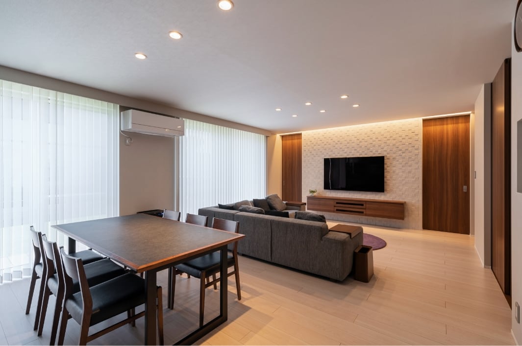 白いクロスに木目の建具・ハイドアを使用したリビングの内観