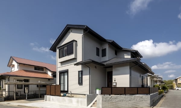 外壁塗装と屋根塗装で新しい建物に見違えった外観
