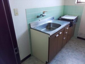 リノベーション工事前のタイルの壁付け組立キッチン