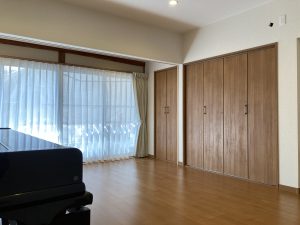 リノベーションをして畳敷きの和室からフローリングの洋室なった室内