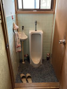 リフォーム前のタイル貼りの小便器