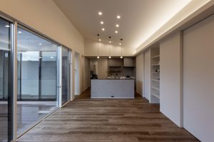 平屋のコートハウスLDK。勾配天井により解放感あるリビングが魅力。