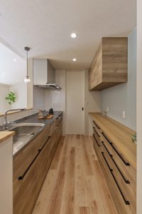 ステンレストップが美しい木目調のキッチン