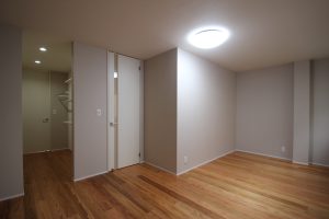畳み敷の1室から主寝室とウォークスルークローゼットに一新された洋室