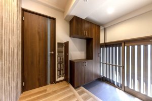 リノベーション後の平屋の玄関 ブラウンが映える玄関の写真