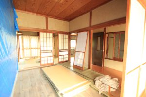 リノベーション前の畳み敷の広間の写真