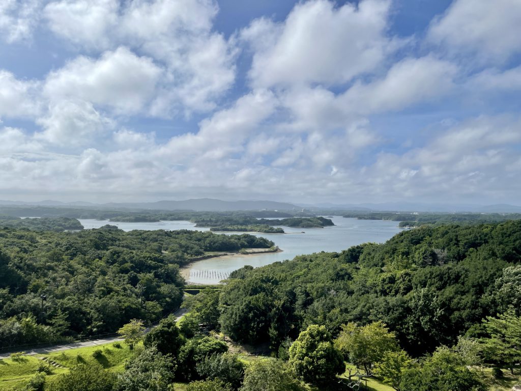 三重県志摩市の英虞湾の美しいリアス式海岸の風景